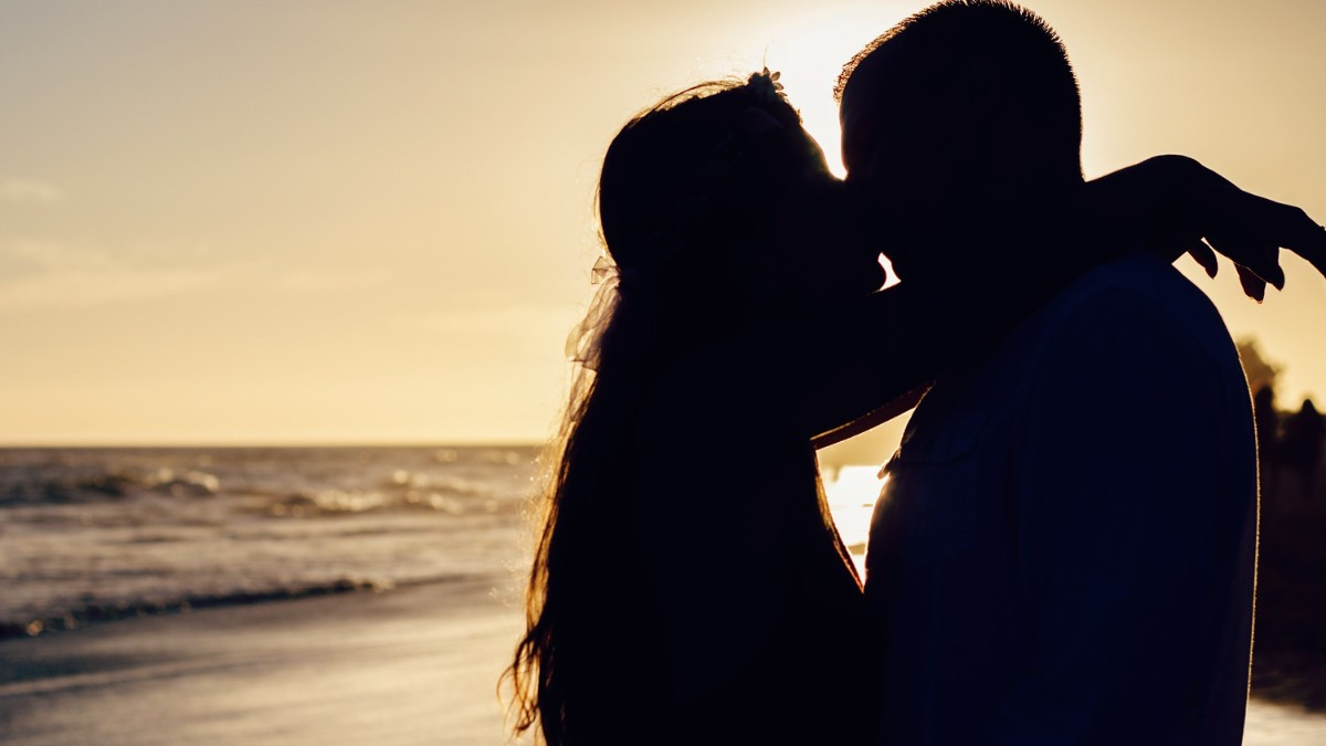 How to Be a Good Kisser For Your First Kiss